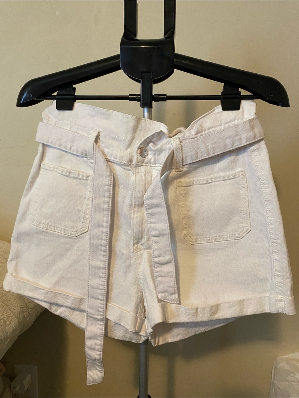 NWOT WHITE GUESS LOS ANGELES SHORTS SIZE 31